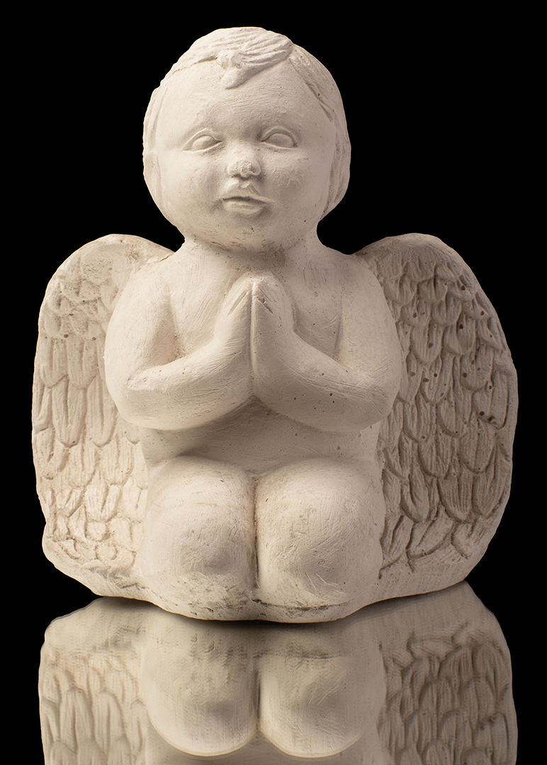 Ángel de rodillas