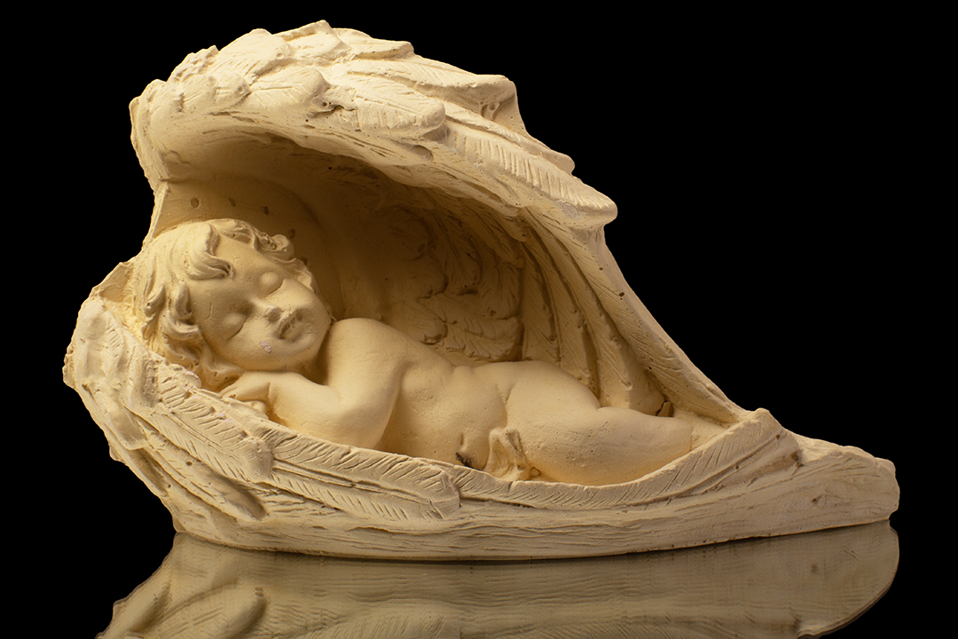 Ángel durmiendo en sus alas