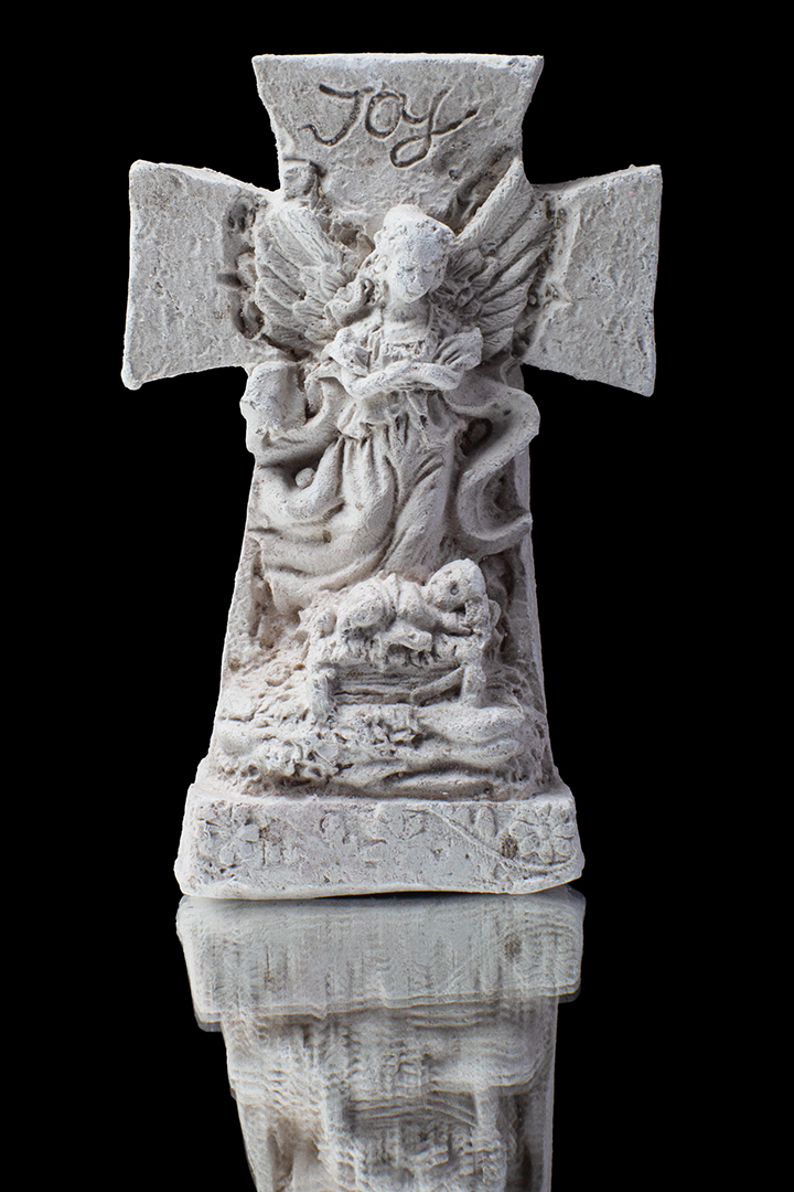 Ángel en una cruz