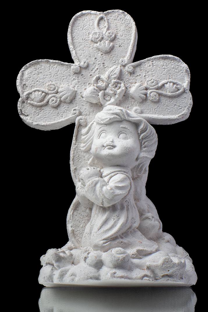 Ángel en una cruz