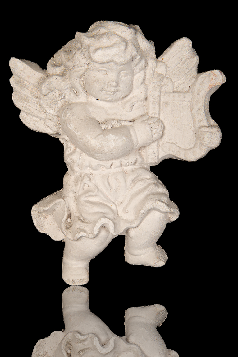 Ángel con instrumento