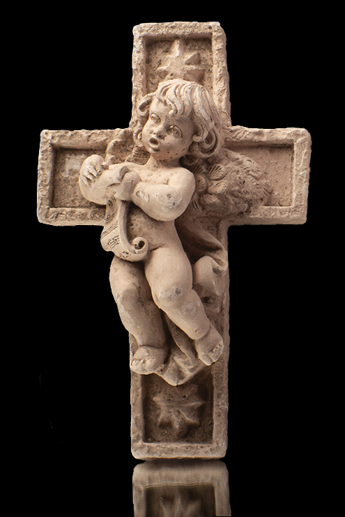Ángel en una cruz