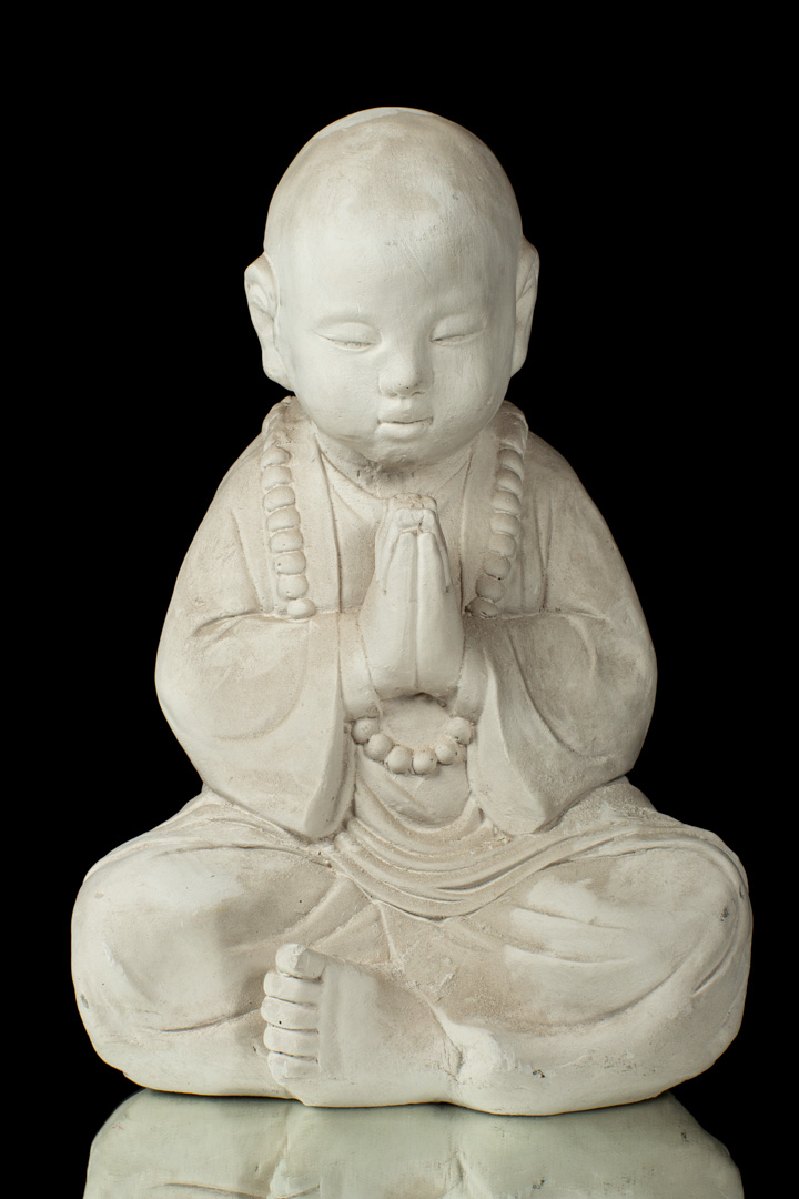 BUDAS MEDITANDO CON MANOS JUNTAS