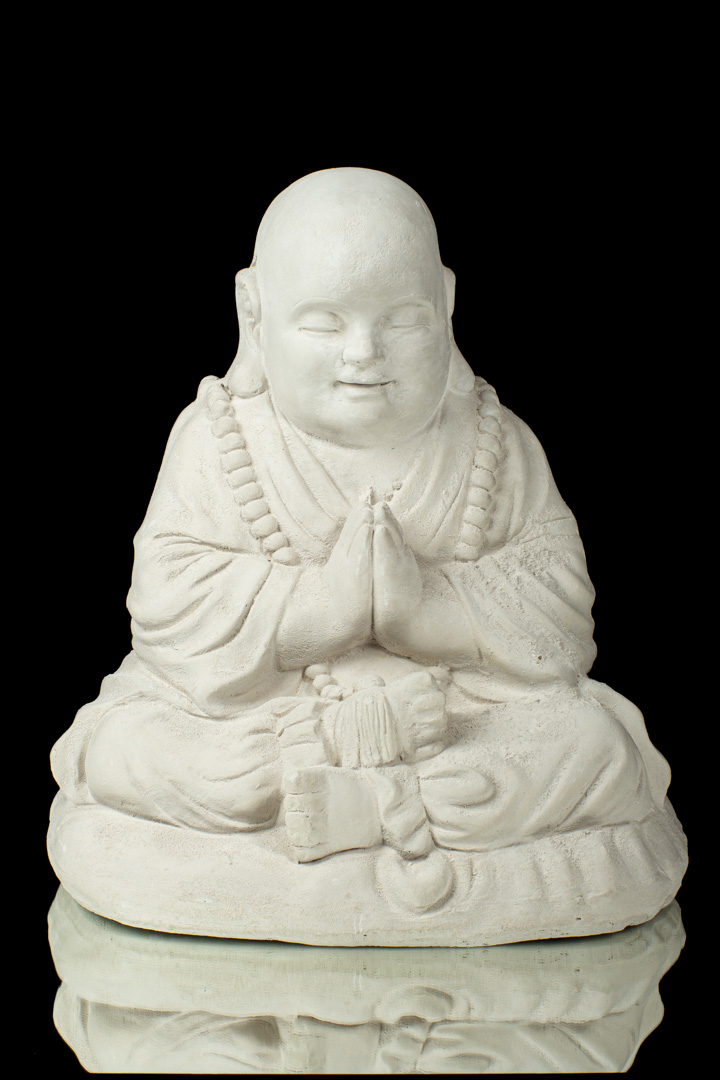 BUDAS MEDITANDO CON MANOS JUNTAS
