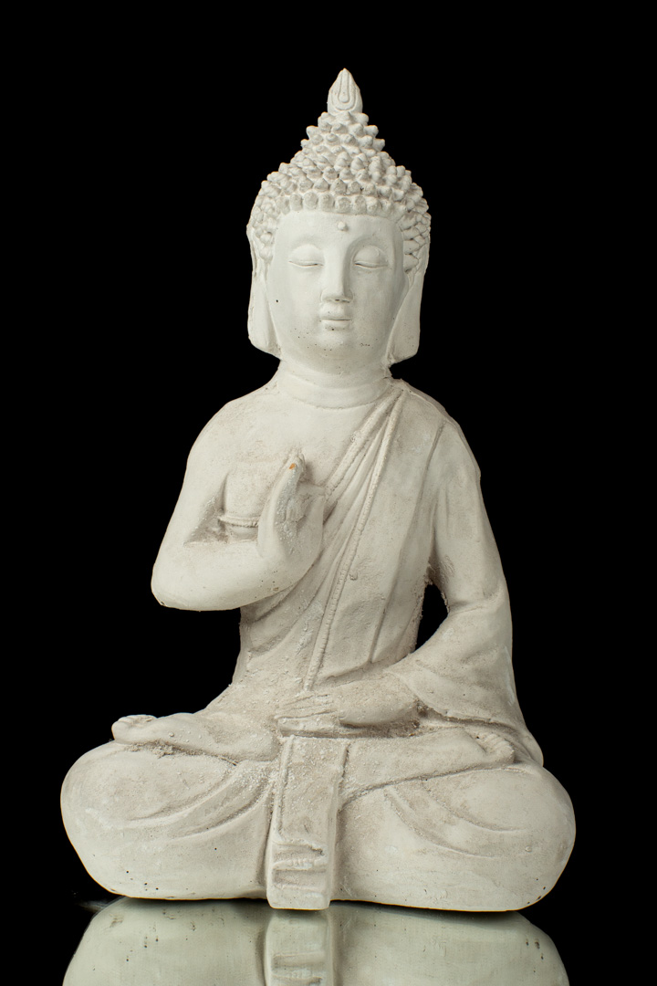 BUDAS MEDITANDO CON UNA MANO ABAJO Y ARRIBA