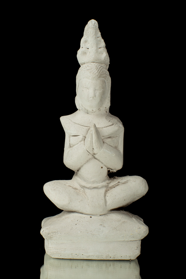 BUDAS MEDITANDO