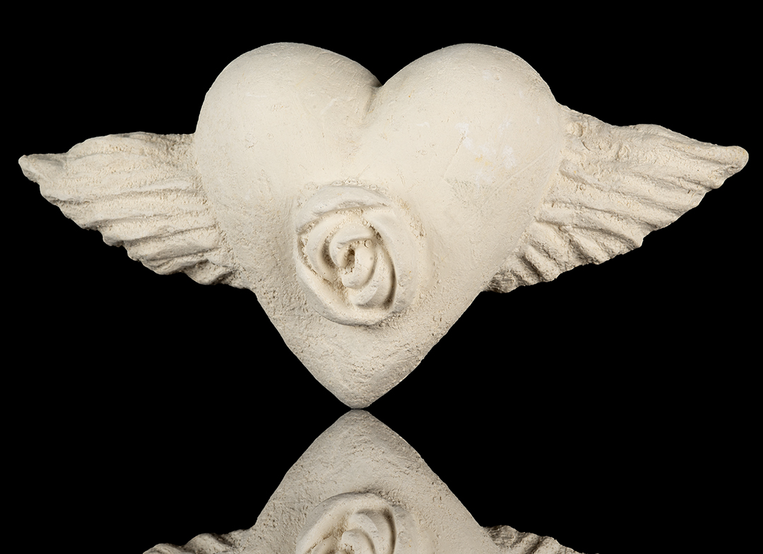 Corazón con alas y una rosa