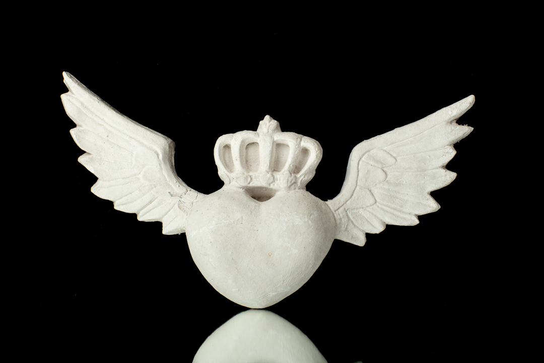 Corazón con alas y corona