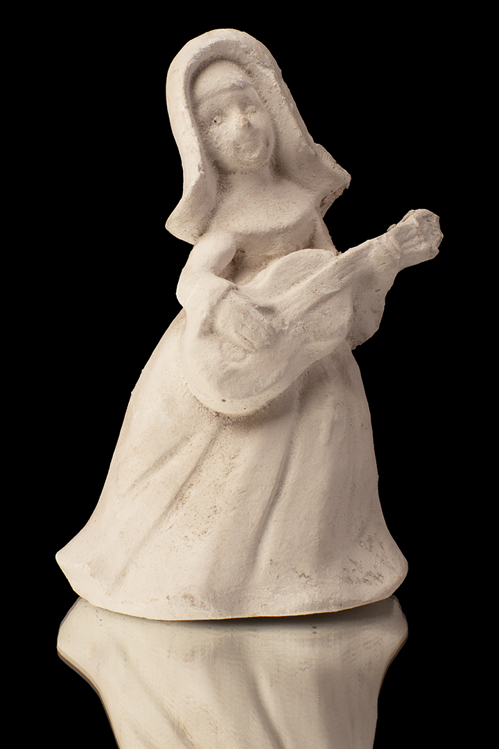 MUJER CON GUITARRA PEQUEÑA