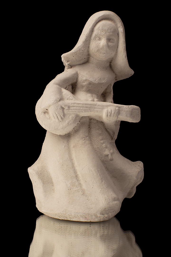 MUJER CON GUITARRA