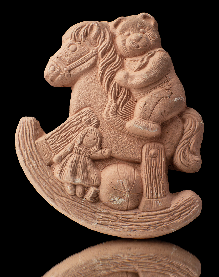 NIÑA EN CABALLO DE JUGUETE