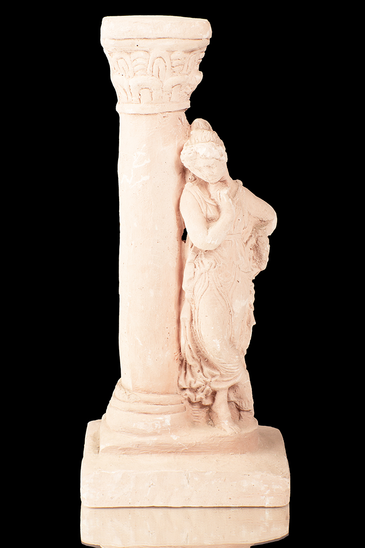 Romano en un pilar